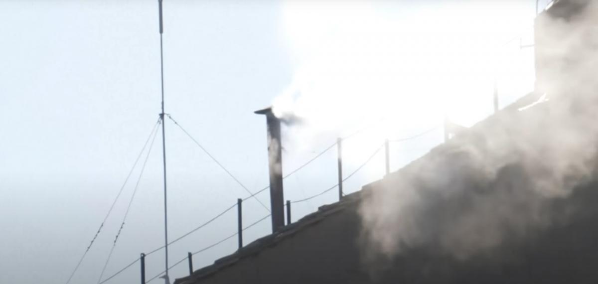  Из трубы на крыше Сикстинской капеллы пошел белый дым / скриншот