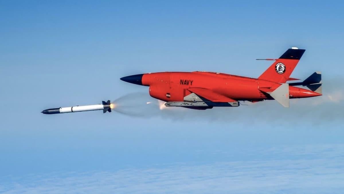 Беспилотная авиационная мишень BQM-34, которая дистанционно пилотируется во время полета, выпускает испытательную ракету / фото U.S. Navy Беспилотная авиационная мишень BQM-34, которая дистанционно пилотируется во время полета, выпускает испытательную ракету / фото U.S. Navy