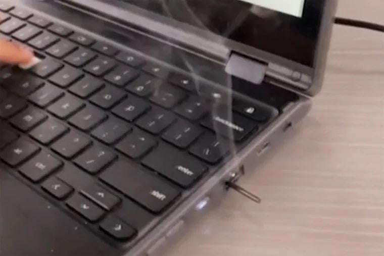 У TikTok поширюється тренд, де школярі ламають свої Chromebook для зриву уроків У TikTok поширюється тренд, де школярі ламають свої Chromebook для зриву уроків