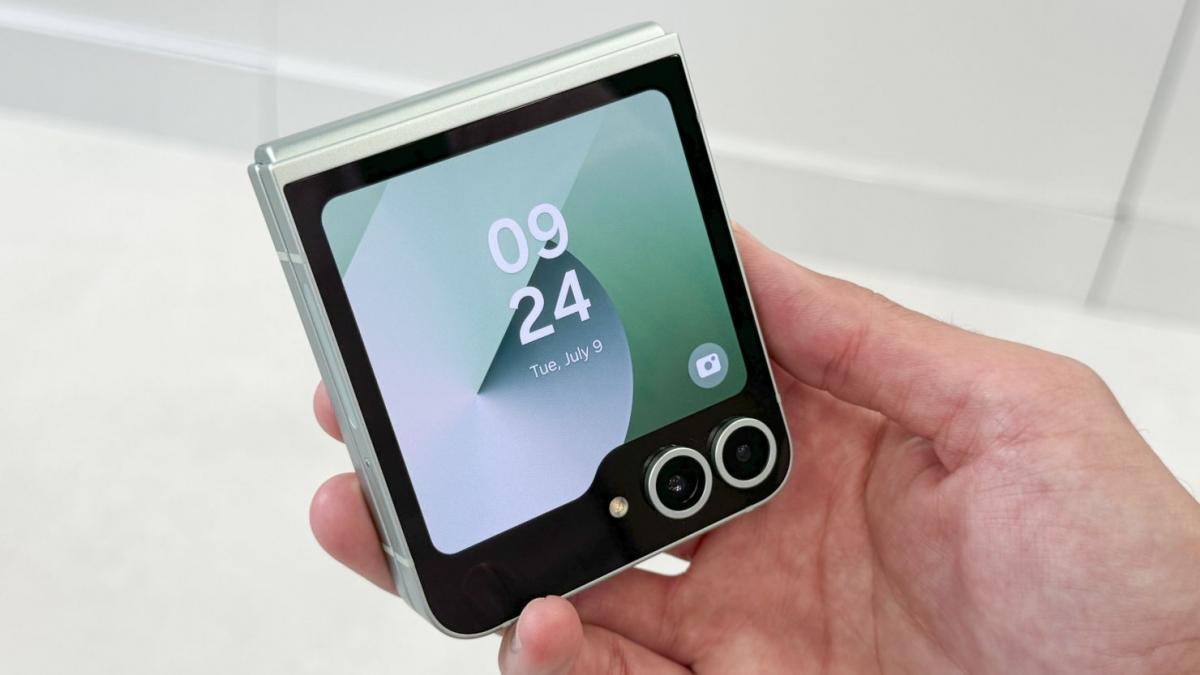 Бюджетна розкладачка Samsung Galaxy Z Flip SE отримає чіп Exynos 2400 / Фото - Samsung Бюджетна розкладачка Samsung Galaxy Z Flip SE отримає чіп Exynos 2400 / Фото - Samsung