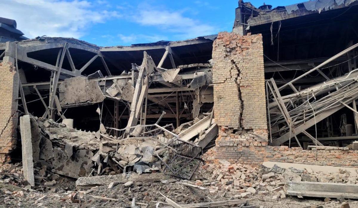 Росіяни завдали удару по обʼєкту промисловості / фото - t.me/sumskamiskarada Росіяни завдали удару по обʼєкту промисловості / фото - t.me/sumskamiskarada
