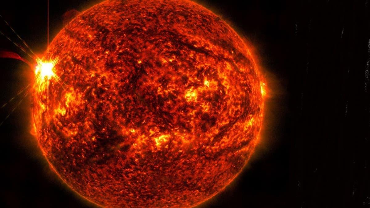 Вспышка X2.7 произошла, когда Солнце находилось над Ближним Востоком / фото NASA’s Solar Dynamics Observatory Вспышка X2.7 произошла, когда Солнце находилось над Ближним Востоком / фото NASA’s Solar Dynamics Observatory