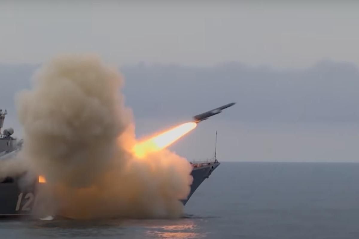 Момент пуску ракети П-500 "Базальт" тепер уже потопленим крейсером "Москва" / кадр з відео