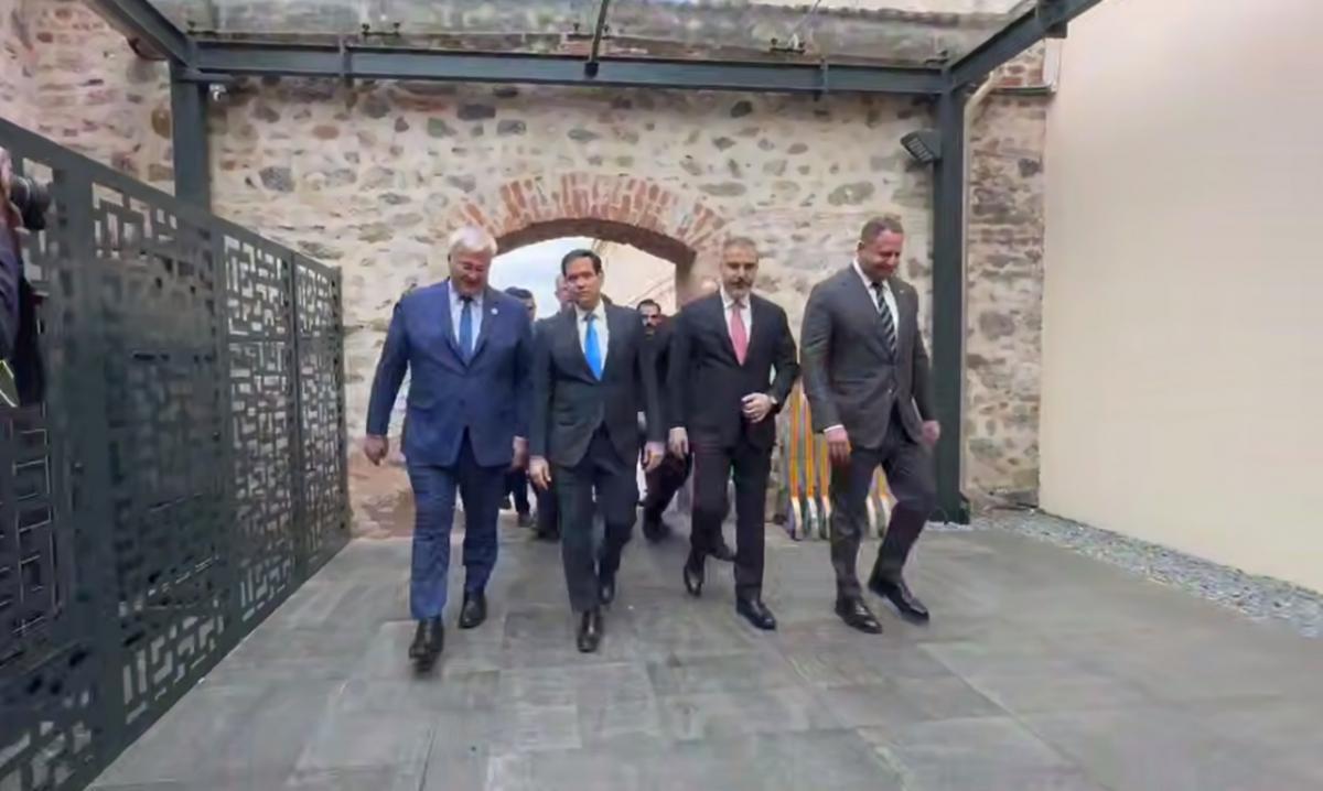 У Стамбулі почалися переговори України, США і Туреччини / скриншот У Стамбулі почалися переговори України, США і Туреччини / скриншот