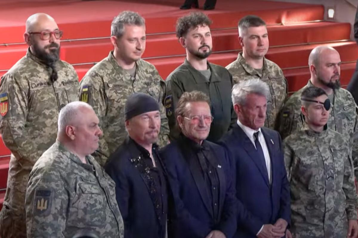 Боно вышел на красную дорожку в Каннах вместе с украинскими военными / кадр из видео Боно вышел на красную дорожку в Каннах вместе с украинскими военными / кадр из видео