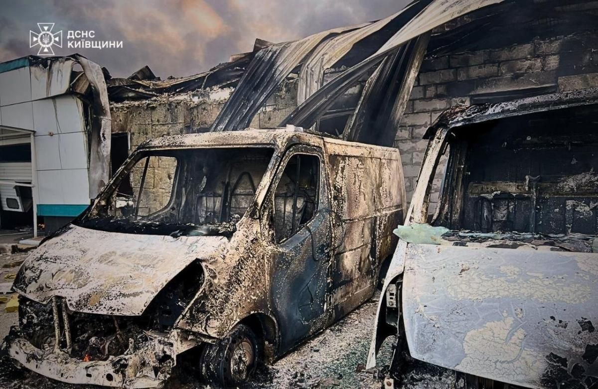 Через атаку БпЛА горіли автівки та сталися пожежі / фото ДСНС Київщини