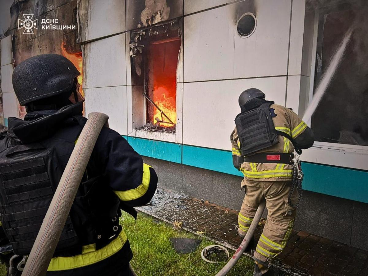 Рятувальники ліквідовують наслідки атаки у Київській області / фото ДСНС Київщини Рятувальники ліквідовують наслідки атаки у Київській області / фото ДСНС Київщини
