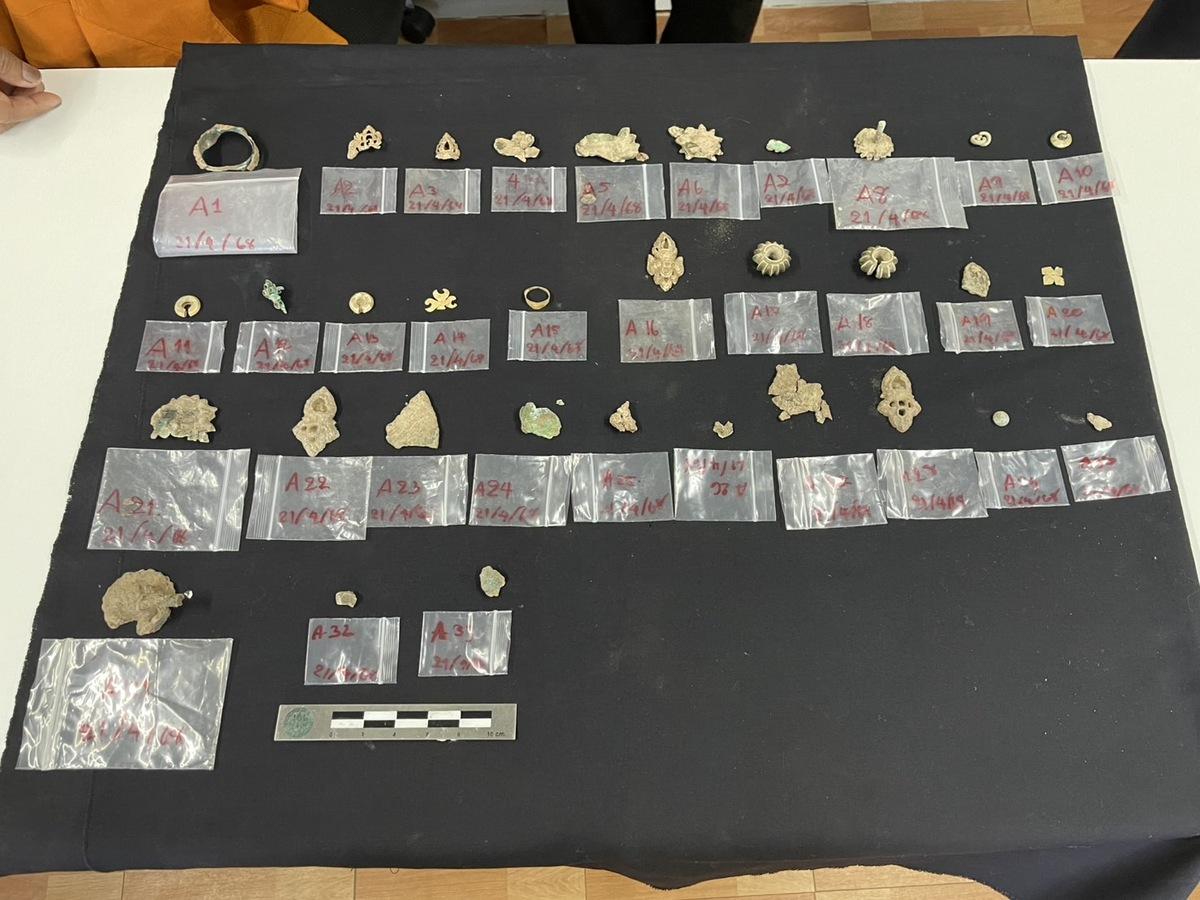 Робітники знайшли понад три десятки золотих прикрас / фото Департаменту витончених мистецтв Таїланду Робітники знайшли понад три десятки золотих прикрас / фото Департаменту витончених мистецтв Таїланду