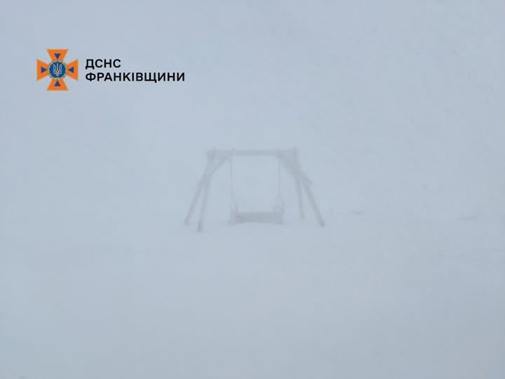 Карпаты напрочь замело снегом: спасатели показали фото Карпаты напрочь замело снегом: спасатели показали фото