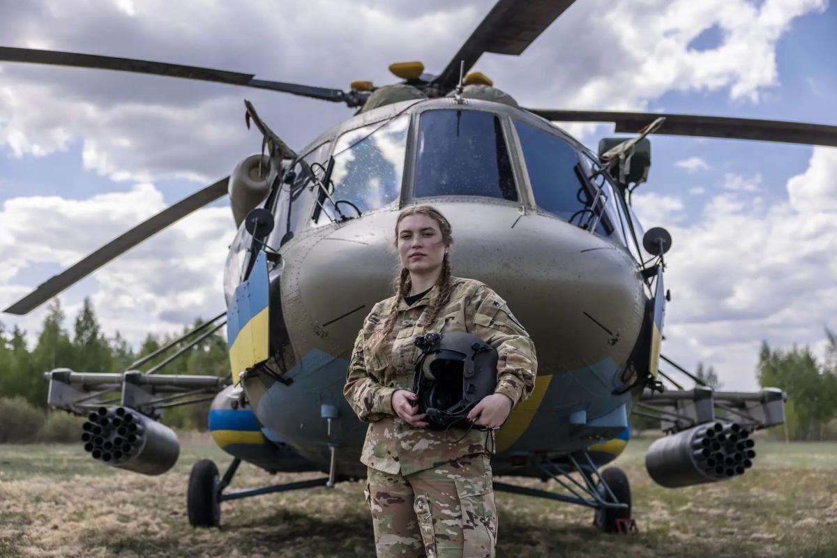 Старший лейтенант Катерина - второй пилот и штурман на Ми-8 / Оксана Парафенюк для The New York Times Старший лейтенант Катерина - второй пилот и штурман на Ми-8 / Оксана Парафенюк для The New York Times