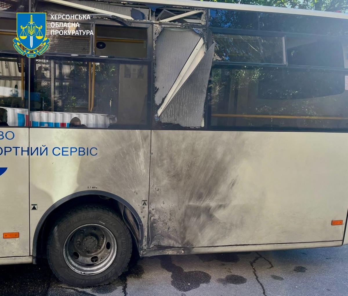 Враг поразил маршрутный автобус, в котором находились пассажиры / фото пресс-служба Херсонской областной прокуратуры Враг поразил маршрутный автобус, в котором находились пассажиры / фото пресс-служба Херсонской областной прокуратуры