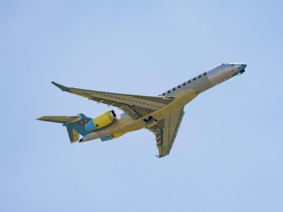 Самолет способен перевозить до 19 пассажиров и имеет дальность полета до 14 816 км / фото Bombardier Самолет способен перевозить до 19 пассажиров и имеет дальность полета до 14 816 км / фото Bombardier