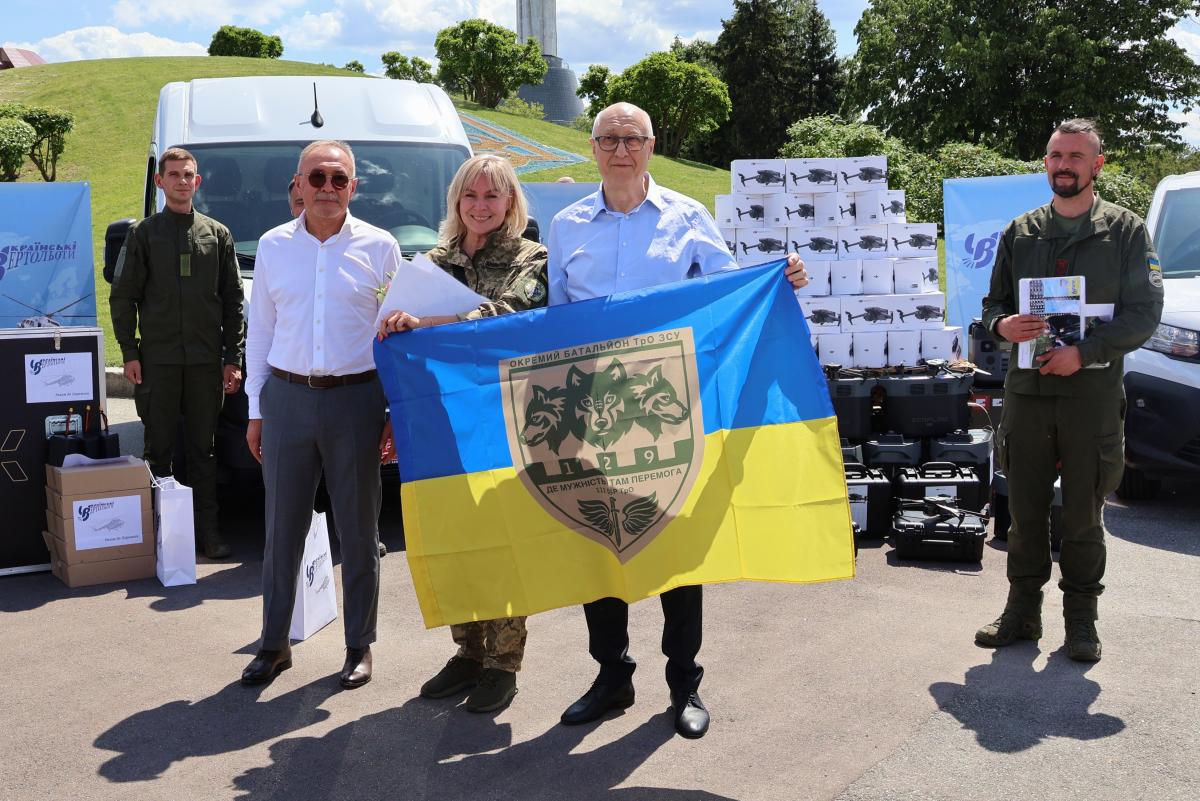 Авіакомпанія 'Українські вертольоти' передала військовим допомогу на 10 мільйонів гривень Авіакомпанія 'Українські вертольоти' передала військовим допомогу на 10 мільйонів гривень