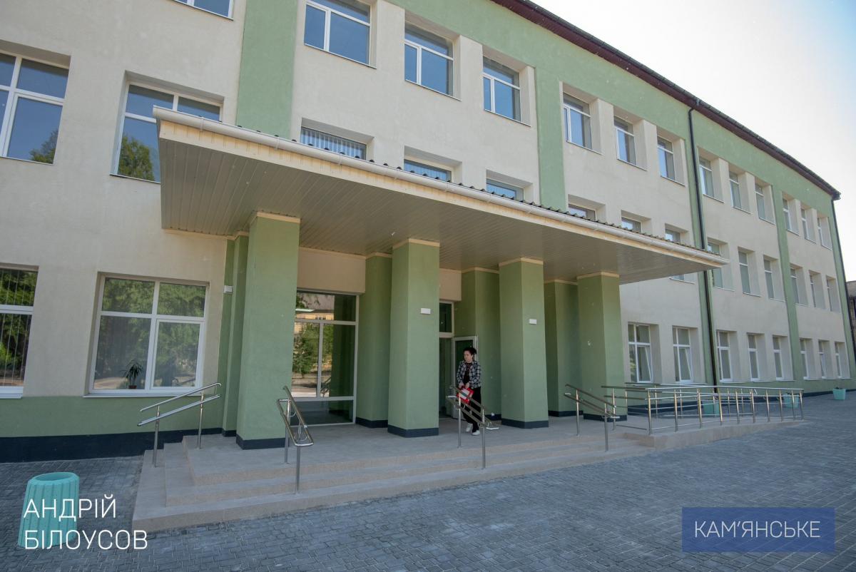 Мэр Каменского и глава Днепропетровской ОВА открыли второй корпус Лицея №20 Мэр Каменского и глава Днепропетровской ОВА открыли второй корпус Лицея №20