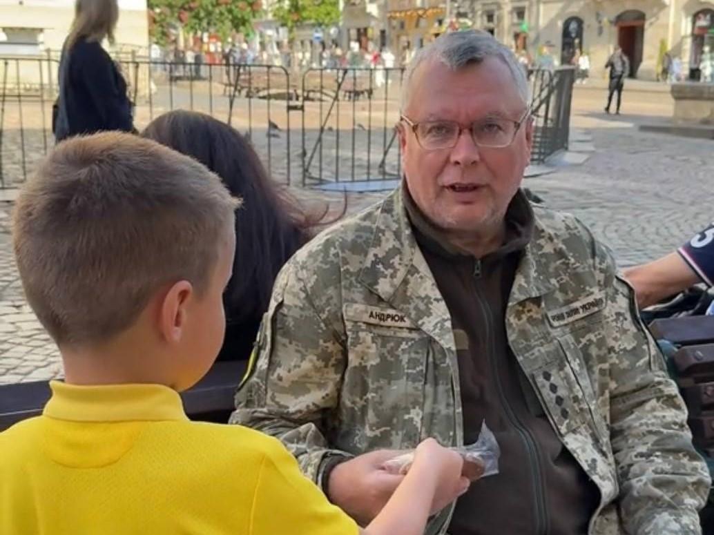 Украинец трогательно поблагодарил военных за защиту / скриншот TikTik Украинец трогательно поблагодарил военных за защиту / скриншот TikTik