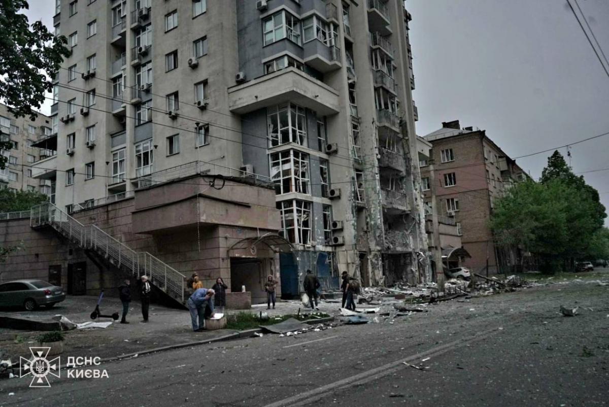 В столиці пошкоджено житлові будинки / фото ДСНС В столиці пошкоджено житлові будинки / фото ДСНС