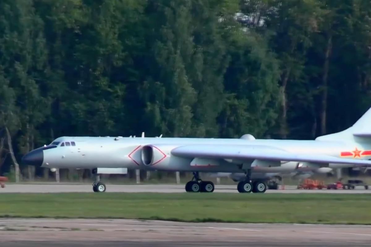 Китай розмістив на спірних островах свої найсучасніші бомбардувальники / кадр з відео Китай розмістив на спірних островах свої найсучасніші бомбардувальники / кадр з відео