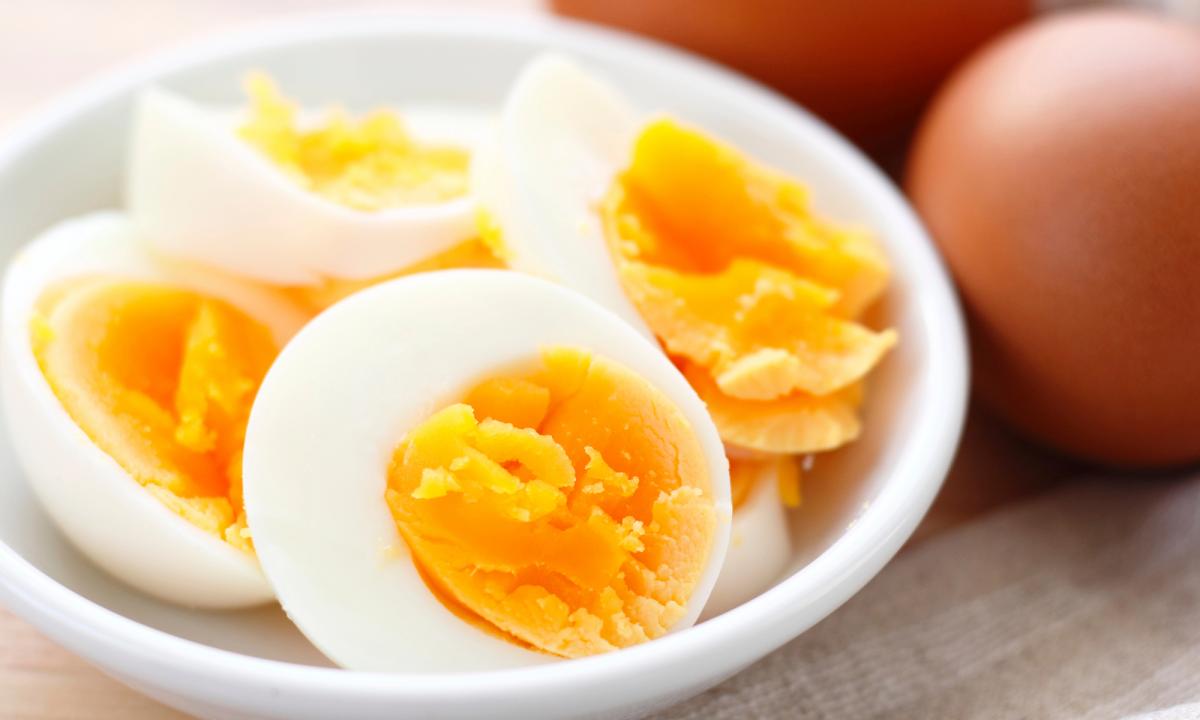 Дієтологиня зазначила, що більшість вітамінів, кальцію, жиру і холестерину містяться в жовтку / фото ua.depositphotos.com Дієтологиня зазначила, що більшість вітамінів, кальцію, жиру і холестерину містяться в жовтку / фото ua.depositphotos.com