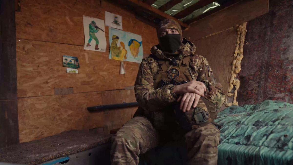 Захисник з позивним "Чіча" каже, що він воював, а дружина з сином проживала в Нікополі / скриншот Захисник з позивним "Чіча" каже, що він воював, а дружина з сином проживала в Нікополі / скриншот