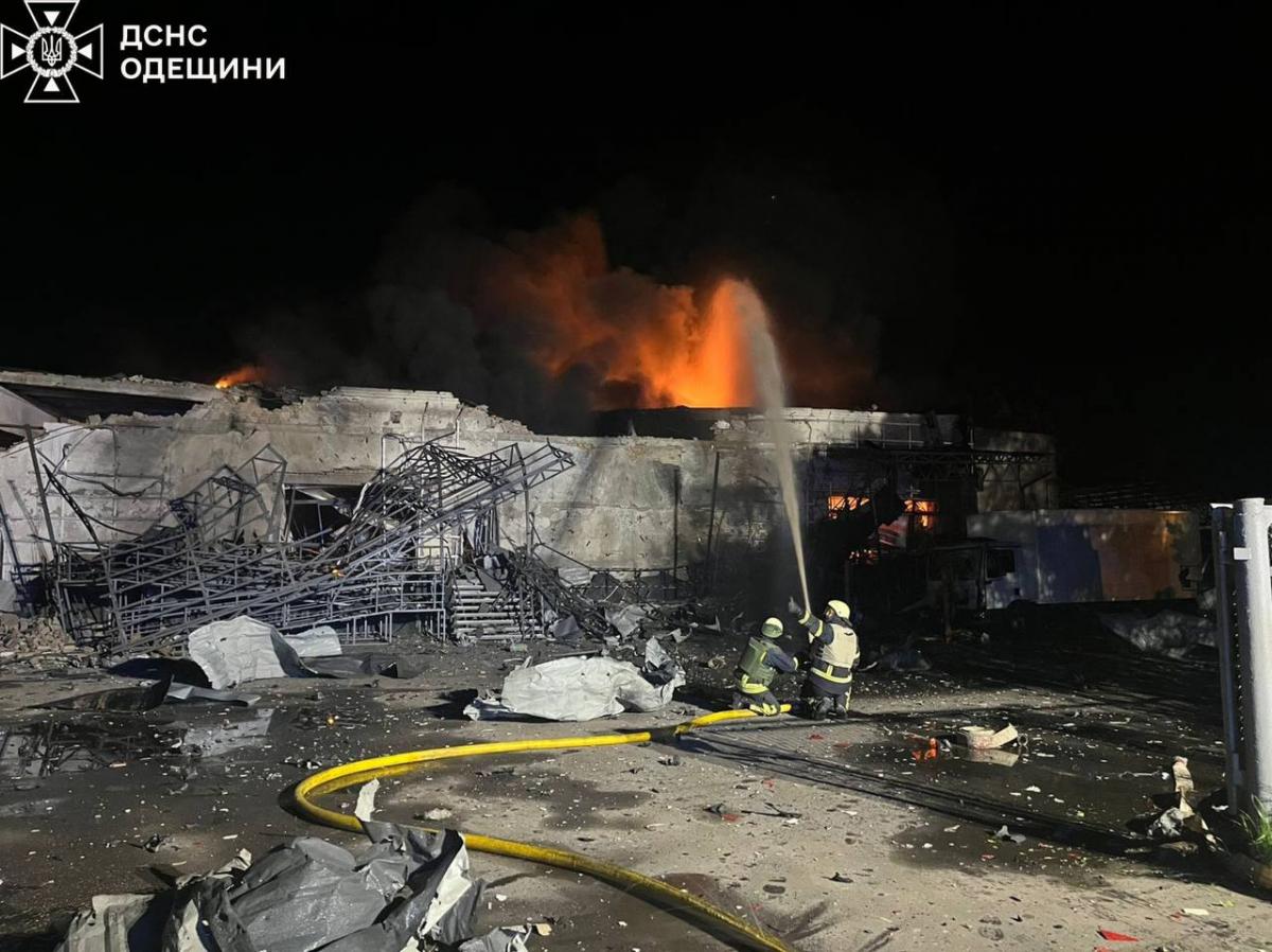 Окупанти вдарили дронами по Одещині / фото ДСНС Окупанти вдарили дронами по Одещині / фото ДСНС