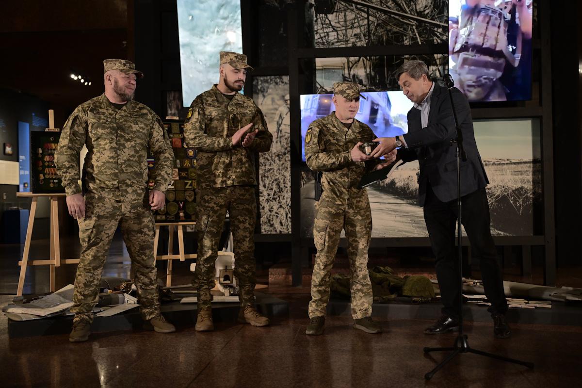 Директор Музею війни Юрій Савчук вручає бійцям 225-гоОШП памʼятні подарунки Директор Музею війни Юрій Савчук вручає бійцям 225-гоОШП памʼятні подарунки