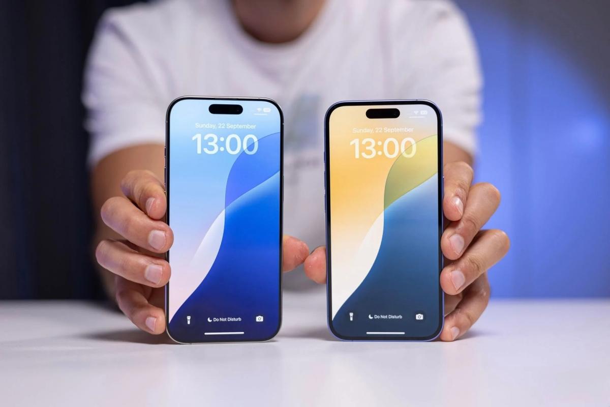 Вот так будет выглядеть iPhone 17 (слева) на фоне iPhone 16 / фото PhoneArena Вот так будет выглядеть iPhone 17 (слева) на фоне iPhone 16 / фото PhoneArena