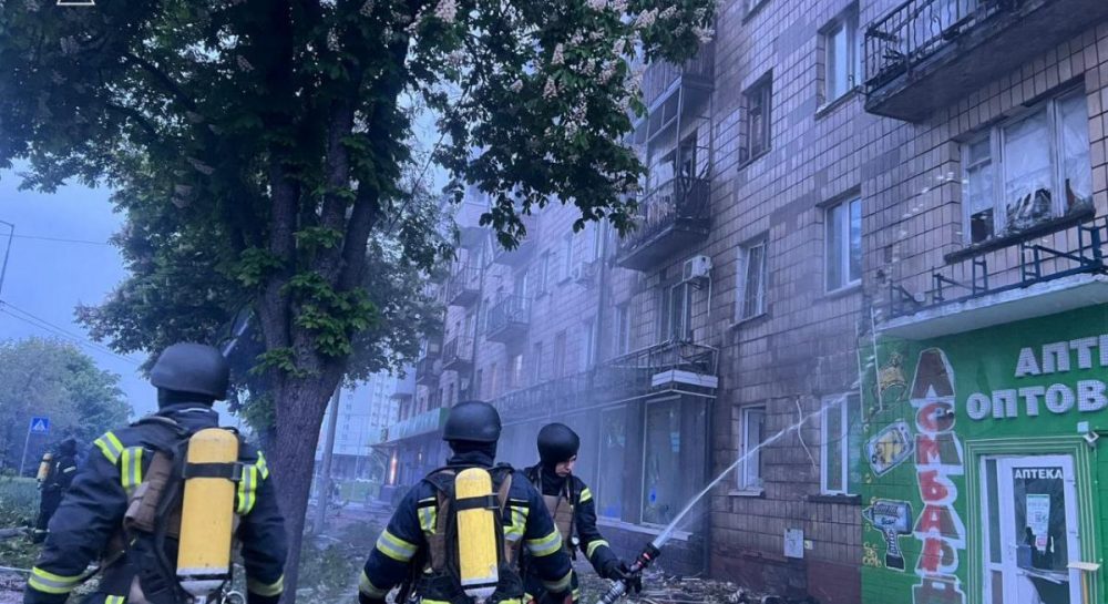 Є жертви і постраждалі: в ДСНС показали наслідки ударів балістикою по Києву (фото)