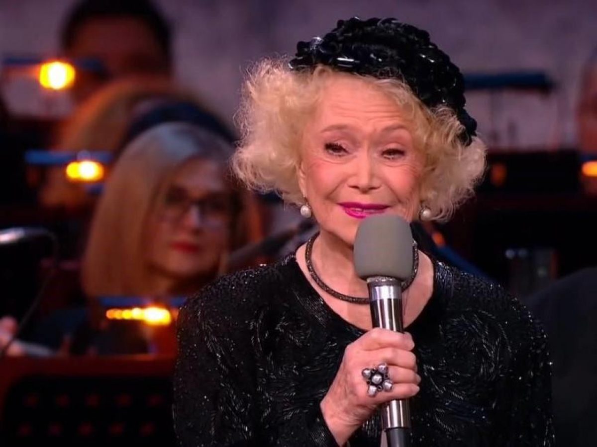 88-летняя звезда "Служебного романа" попала в больницу: известна причина