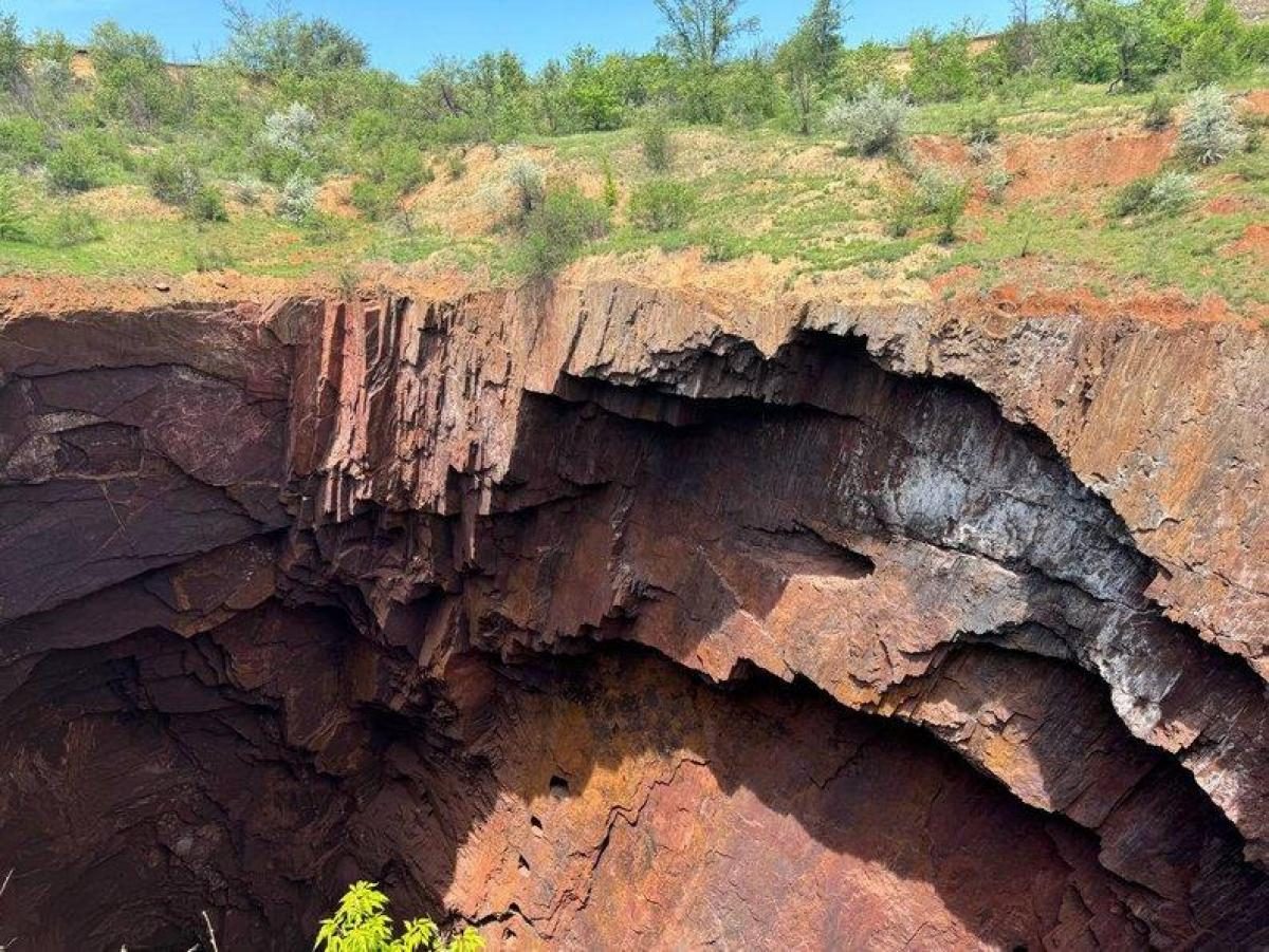 Самую большую пропасть техногенного характера в Украине показали на фото: где она находится