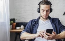 Безобидная привычка может стать фатальной: почему нельзя спать в наушниках