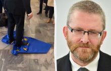 Скандальный кандидат в президенты Польши потоптался по флагу Евросоюза (видео)