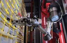 Amazon показал первого в мире робота-грузчика, который может "ощущать" предметы