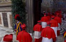 У Ватикані офіційно розпочався конклав з обрання нового Папи Римського (відео)