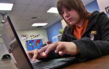 В TikTok распространяется тренд, где школьники ломают свои Chromebook для срыва уроков