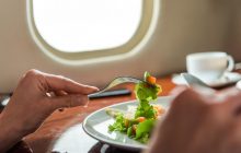 Які продукти не варто їсти перед польотом: експерт з подорожей дала ефективні поради