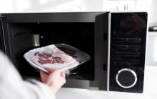 Чому не варто розморожувати м'ясо у мікрохвильовці: експерти попередили про небезпеку