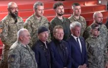 Фронтмен U2 вийшов на червону доріжку в Каннах разом з українськими військовими