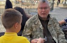 Маленький украинец подошел к военным с подарком и довел до слез сеть (видео)