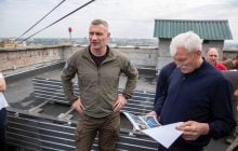 В Киеве восстановили еще одну многоэтажку после обстрелов, еще в 12 продолжаются ремонтные работы, - Кличко