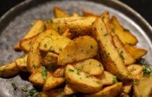 Как вкусно запечь картошку: эксперт поделилась необыкновенно "хрустящим" рецептом
