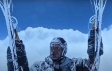 Китайский парапланерист чудом выжил после случайного полета на высоте 8000 метров над облаками