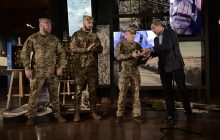 Командир 225-го ОШП Олег Ширяев передал Музею войны российские трофеи, добытые в боях за Украину