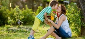 Как сегодня поздравить маму: красивые пожелания на День матери и открытки