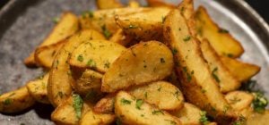 В нем секрет идеального хруста: на каком масле на самом деле нужно запекать картофель