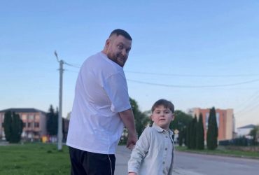 Чудес не существует: известный комик рассказал о прогрессе сына с аутизмом