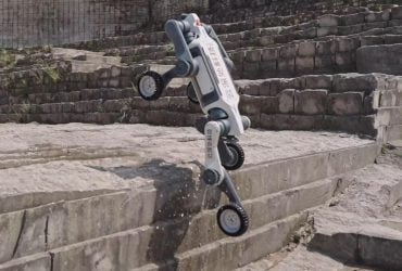 У Китаї представили колісного робота, якому не страшні бруд і завали (відео)