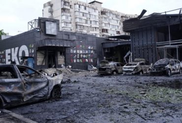 Падали стекла, машины горели: СМИ показали последствия налета шахедов на Киев (фото, видео)