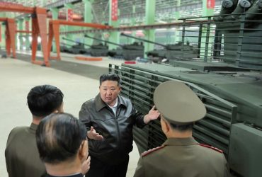 Кім Чен Ин відвідав танковий завод і висловив захоплення модернізованим озброєнням (фото)