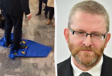 Скандальный кандидат в президенты Польши потоптался по флагу Евросоюза (видео)