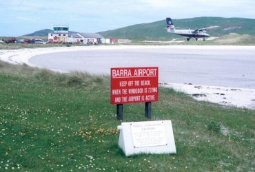 В уникальном аэропорту самолеты приземляются прямо на пляж: где он находится